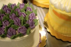 lujoso celebracion pastel con entubado púrpura rosas foto