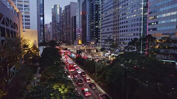 notte traffico su il strade di hong kong video