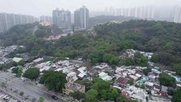 favelas dentro hong kong dentro a meio do arranha-céus. zangão Visão video