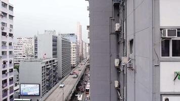 Drohne Aussicht auf ein multi Niveau Straße im Hong kong im das Mitte von Wolkenkratzer video