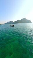 Antenne von hölzern thailändisch Boot im das Türkis Wasser von Phi Phi Insel, Thailand video