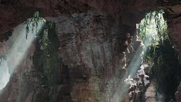 ein Höhle mit Sonnenlicht Kommen durch das Felsen video