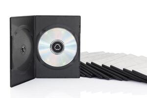 Caja de DVD con disco sobre fondo blanco. foto