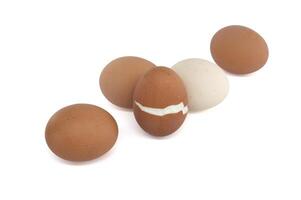hervido huevos con variar colores aislado en blanco foto