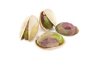 pistacho nueces en cáscara aislado en blanco antecedentes foto