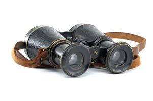 prismáticos con marrón cuero correas aislado en blanco foto