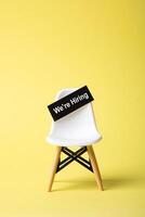 blanco silla con el palabra nosotros son contratación. foto