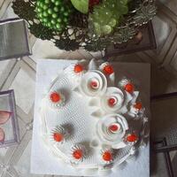 hermosa blanco pastel en mesa antecedentes foto