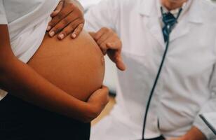 hembra médico es comprobación embarazada mujer con estetoscopio. concepto cuidando para embarazada mujer foto