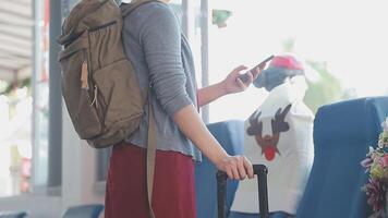 jovem asiática usando laptop sentado perto de janelas na primeira classe no avião durante o voo, viagem e conceito de negócios video