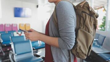 jovem asiática usando laptop sentado perto de janelas na primeira classe no avião durante o voo, viagem e conceito de negócios video