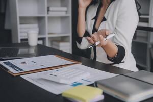 los analistas financieros analizan los informes financieros de negocios en un proyecto de inversión de planificación de tabletas digitales durante una discusión en una reunión de empresas que muestran los resultados de su exitoso trabajo en equipo. foto