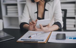 los analistas financieros analizan los informes financieros de negocios en un proyecto de inversión de planificación de tabletas digitales durante una discusión en una reunión de empresas que muestran los resultados de su exitoso trabajo en equipo. foto