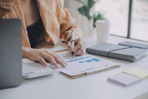 los analistas financieros analizan los informes financieros de negocios en un proyecto de inversión de planificación de tabletas digitales durante una discusión en una reunión de empresas que muestran los resultados de su exitoso trabajo en equipo. foto