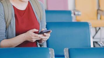 mujer joven asiática que usa una computadora portátil sentada cerca de las ventanas en primera clase en un avión durante el vuelo, los viajes y el concepto de negocios video