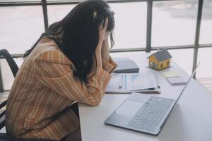 los analistas financieros analizan los informes financieros de negocios en un proyecto de inversión de planificación de tabletas digitales durante una discusión en una reunión de empresas que muestran los resultados de su exitoso trabajo en equipo. foto