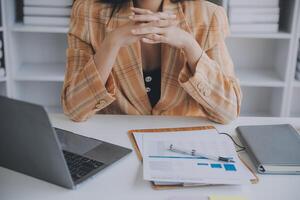 los analistas financieros analizan los informes financieros de negocios en un proyecto de inversión de planificación de tabletas digitales durante una discusión en una reunión de empresas que muestran los resultados de su exitoso trabajo en equipo. foto