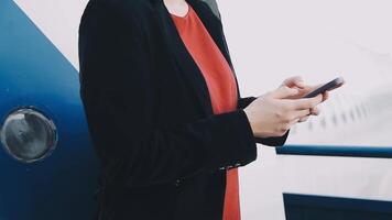 asiatico giovane donna utilizzando il computer portatile seduta vicino finestre a primo classe su aereo durante volo, viaggio e attività commerciale concetto video