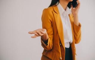 el retrato de una joven mujer asiática independiente está trabajando en su trabajo en una tableta de computadora en una oficina moderna. hacer un informe de análisis contable datos de inversión inmobiliaria, concepto de sistemas financieros y fiscales. foto