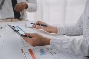 negocio gráficos y cartas en mesa. financiero desarrollo, bancario cuenta, Estadísticas foto