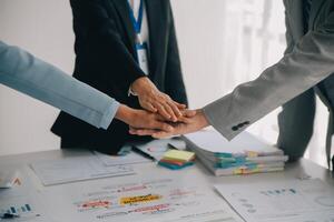 un grupo de gente de negocios y inversores reunirse a discutir mercado éxito en pasado cuarto. idea de ajuste arriba un márketing consultante equipo y trabajando juntos como un equipo hecho eso un éxito. foto