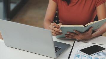 o negócio equipe encontro trabalhando com Novo comece projeto, discussão e análise dados a gráficos e gráficos. digital tábua, calculadora, computador portátil computador usando, o negócio finança e contabilidade conceito. video