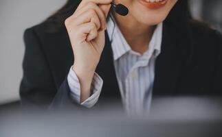 comunicación apoyo, llamada centrar y cliente Servicio ayuda escritorio. voip auriculares en teléfono teclado. foto