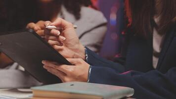 Cuidado mujer de negocios analizando financiero gráficos reporte en computadora, mecanografía empresa estrategia ejecutivo gerente trabajando horas más de a inversión plan en puesta en marcha oficina. negocio concepto video