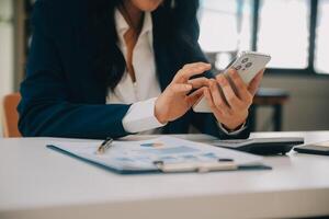 los analistas financieros analizan los informes financieros de negocios en un proyecto de inversión de planificación de tabletas digitales durante una discusión en una reunión de empresas que muestran los resultados de su exitoso trabajo en equipo. foto