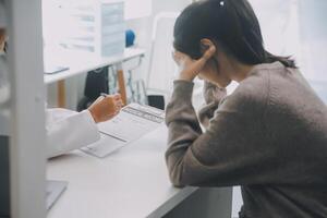 cerca arriba grave médico vistiendo médico cara máscara consultante maduro mujer paciente a cita en oficina, médico explicando tratamiento, dando recomendaciones, mayor Generacion cuidado de la salud foto