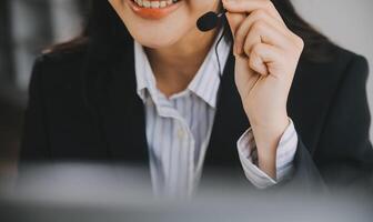 comunicación apoyo, llamada centrar y cliente Servicio ayuda escritorio. voip auriculares en teléfono teclado. foto