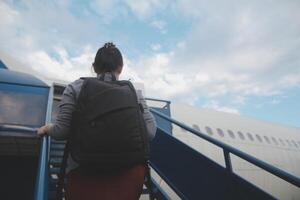 contento atractivo asiático mujer viajero con mochila a el moderno aeropuerto Terminal, Copiar espacio, turista viaje viaje concepto foto