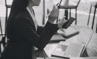 las mujeres asiáticas están estresadas mientras trabajan en una laptop, una mujer de negocios asiática cansada con dolor de cabeza en la oficina, se siente enferma en el trabajo, copia espacio foto