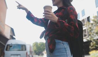 mujer viaje alrededor el mundo con mochila libertad y relajarse vida concepto. foto