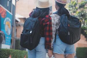 mujer viaje alrededor el mundo con mochila libertad y relajarse vida concepto. foto