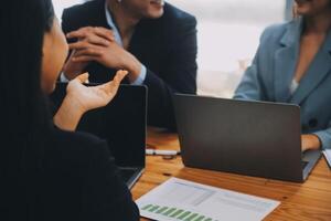 creativo equipo que se discute acerca de trabajo a oficina, pequeño negocios trabajo en equipo cepillado negocio estrategia, oficina vida foto