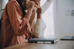 grupo de jóvenes empresarios asiáticos del equipo de negocios creativos compañeros de trabajo en el cargo felices de tener éxito en el trabajo en equipo de la asociación celebrando el logro y el concepto de éxito. foto