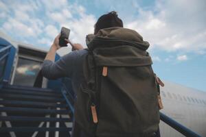 contento atractivo asiático mujer viajero con mochila a el moderno aeropuerto Terminal, Copiar espacio, turista viaje viaje concepto foto