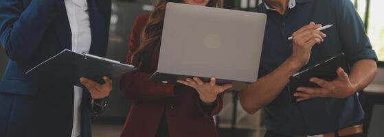 grupo de jóvenes empresarios asiáticos del equipo de negocios creativos compañeros de trabajo en el cargo felices de tener éxito en el trabajo en equipo de la asociación celebrando el logro y el concepto de éxito. foto