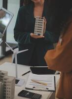 eléctrico ingeniero con empresario que se discute nuevo proyecto instalación solar célula panel en el techo de edificio. alternativa energía concepto. foto