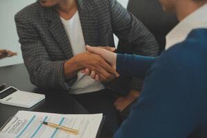 equipo de arquitecturas y empresarios que se discute y lluvia de ideas en piso plan modificación para real inmuebles inversión y alojamiento desarrollo proyecto foto