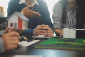 equipo de arquitecturas y empresarios que se discute y lluvia de ideas en piso plan modificación para real inmuebles inversión y alojamiento desarrollo proyecto foto