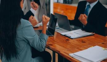 creativo equipo que se discute acerca de trabajo a oficina, pequeño negocios trabajo en equipo cepillado negocio estrategia, oficina vida foto