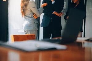 creativo equipo que se discute acerca de trabajo a oficina, pequeño negocios trabajo en equipo cepillado negocio estrategia, oficina vida foto