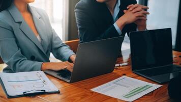 creativo equipo que se discute acerca de trabajo a oficina, pequeño negocios trabajo en equipo cepillado negocio estrategia, oficina vida foto