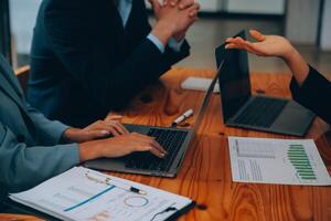 creativo equipo que se discute acerca de trabajo a oficina, pequeño negocios trabajo en equipo cepillado negocio estrategia, oficina vida foto