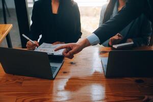 creativo equipo que se discute acerca de trabajo a oficina, pequeño negocios trabajo en equipo cepillado negocio estrategia, oficina vida foto