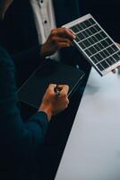 dos joven ingenieros pericia en solar célula instalación reuniones y discusión en el trabajo. planificación a Instalar en pc solar fotovoltaica paneles en techo parte superior en el oficina habitación con fábrica edificio plan. foto