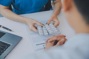 médico y paciente son que se discute consulta acerca de síntoma problema diagnóstico de enfermedad hablar a el paciente acerca de medicación y tratamiento método. foto