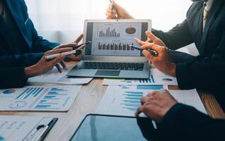 Meeting to present the Finance Executive business team. Discuss meetings to plan work, investment projects, analysis strategies, and discuss financial graphs and company budgets in the office. photo